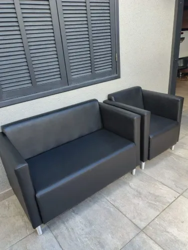 Conjunto de Sofá e Poltrona em Couro Sintético