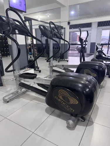 Vendo equipamentos de academia.