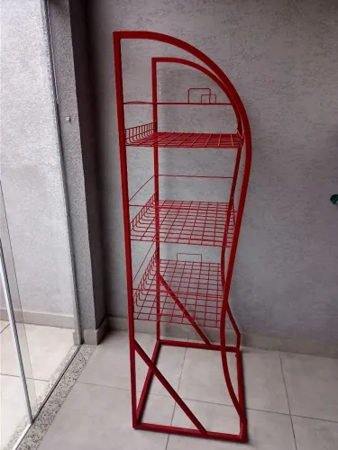 Prateleira d aço multiuso.