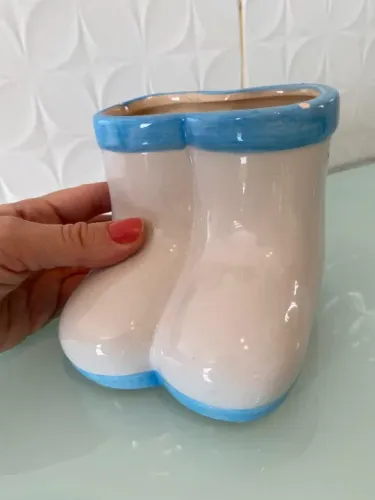 Vaso porcelana em formato de par de botas branco com detalhe azul.
