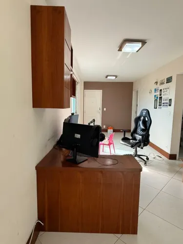 Mesa de escritório mais nichos 