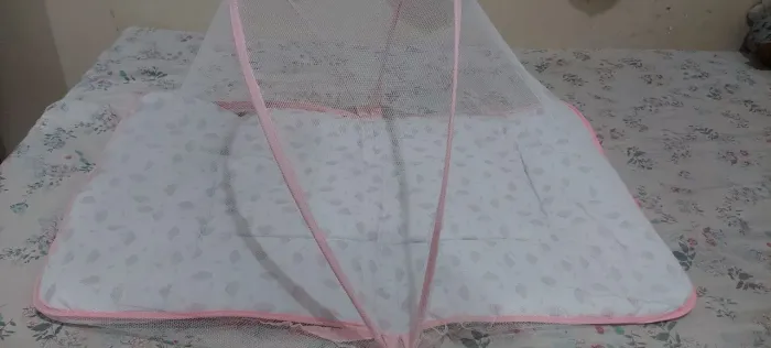 Berço portátil com mosquiteiro