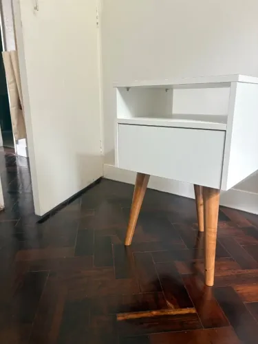 Mesa de cabeceira semi nova branca