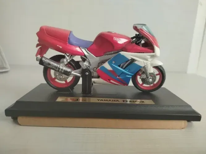 Miniatura Yamaha Fzr 600r Maisto 1/18 (caixa)