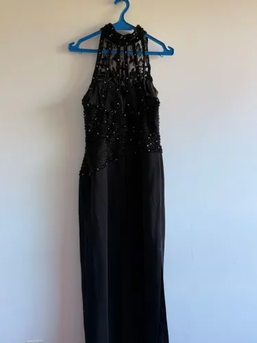 Vestido de festa longo preto com detalhes bordados