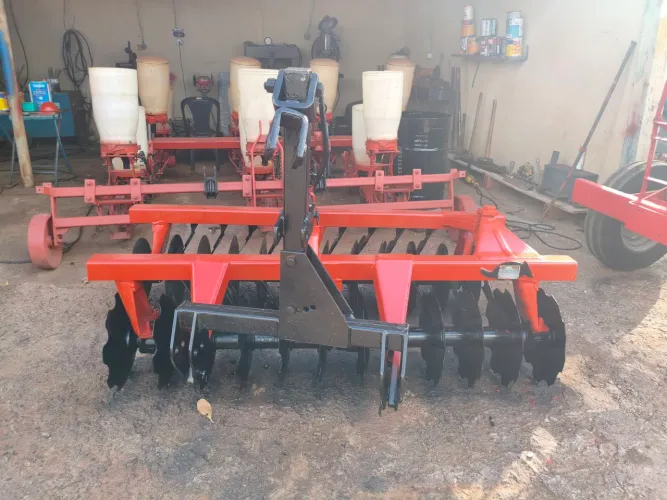 Grade Niveladora 24 discos Tatu usada