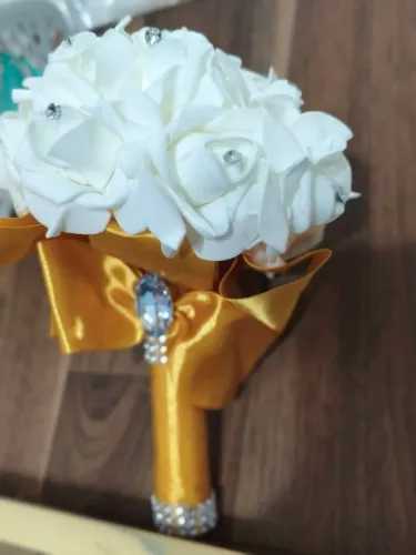 Buquê de Noiva/Dama de Honra Sofisticado com Rosas Brancas e Fita Dourada (Melhor Oferta)