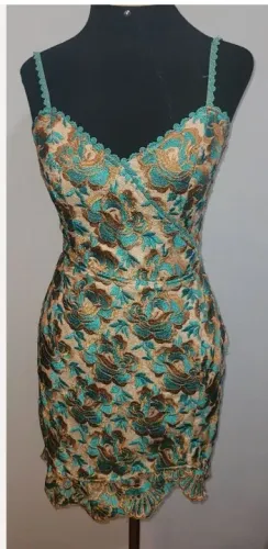 Vestido de renda verde com detalhes dourados