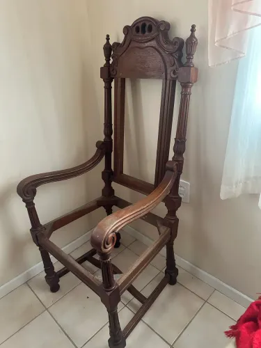 Cadeira antiga entalhadas e torneadas