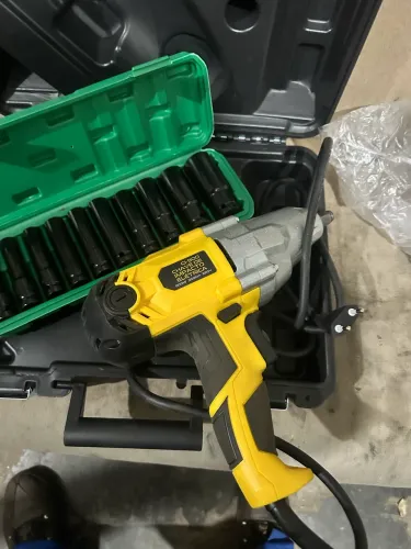 Chave De Impacto Elétrica 220v 1/2 Pol. 900w Amarelo Usada acompanha maleta semi nova 