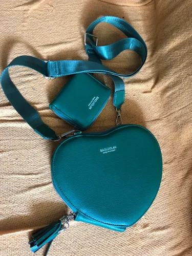 Bolsinha verde com dourada um abalado de linda, SHEIN novinha em formato de coração 