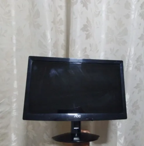 Monitor AOC modelo e1621 Swb. Aprox 15 polegadas com entrada vga. Acompanha cabos