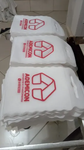 Lixocar em TNT e  Sacolas plásticas