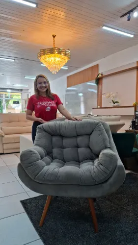 POLTRONA COM PILLOWTOP E PES EM MADEIRA MACIÇA