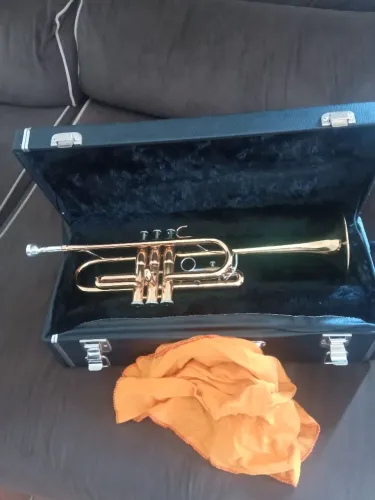 Trompete semi novo. Vai com bocal original Yamaha e óleo original Yamaha..e case.