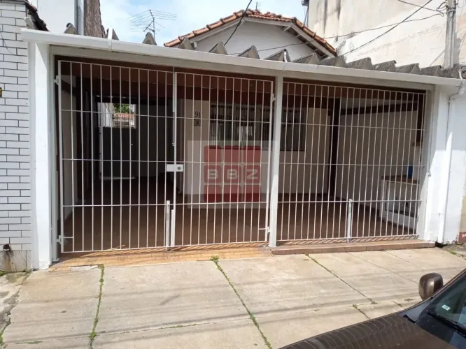 Excelente oportunidade de locação: Casa com 3 quartos, 1 sala, 2 banheiros e 2 vagas na La
