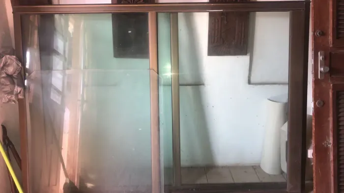 Porta corrediça em alumínio e vidro