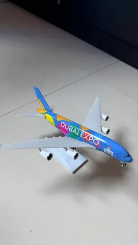 Miniatura da avião A380 27 cm em metal, plástico e acrílico
