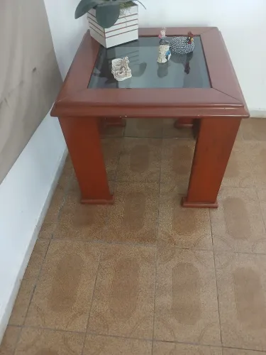 Mesinha de sala em madeira e tampo em vidro 