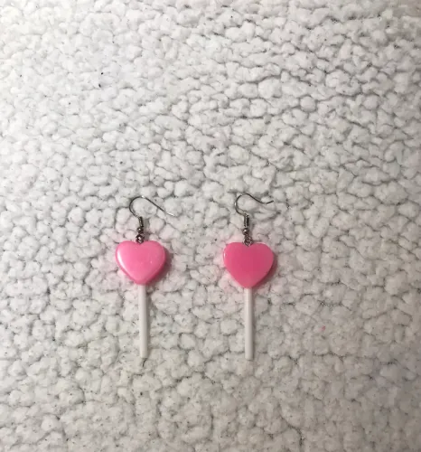 Brinco pirulito de coração rosa