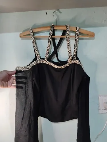 Blusa preta com detalhes em pérolas
