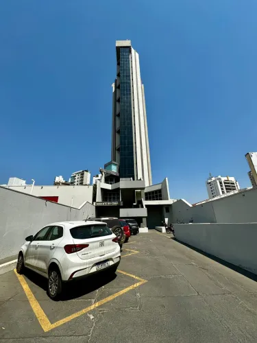 Sala comercial para venda, sala grande, banheiro, sala de reunião, cozinha com armarios
