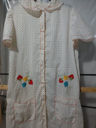camisola vintage com bordado de morangos tamanho m