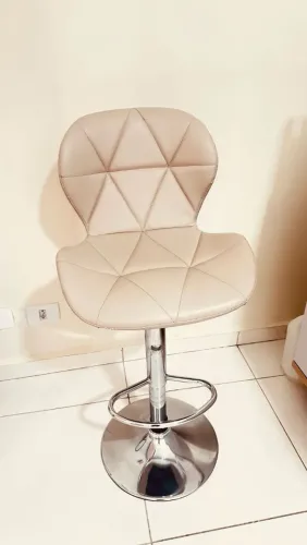 Banqueta Slim Material ecológico regulagem de altura. Cor nude