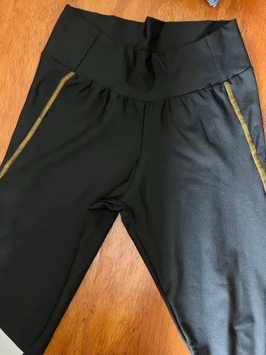 Legging Fitness Feminina preta e detalhes amarelo 