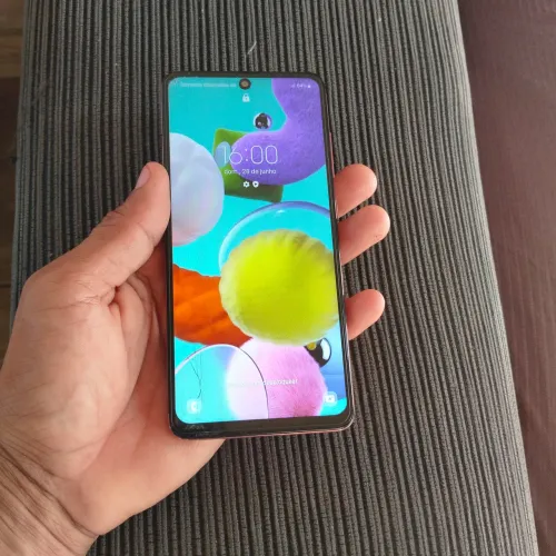 Vendo A51 128gb apenas com uns trincadinho mais funciona normal 
