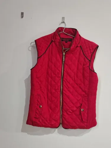 Colete vermelho peluciado por dentro, super quentinho. Veste P e m