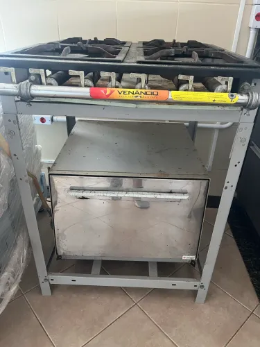 Fogão industrial com forno Venâncio valor de R$1.000,00
