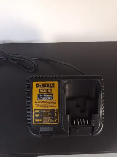 Carregador Dewalt DCB115, novo bem pouco usado