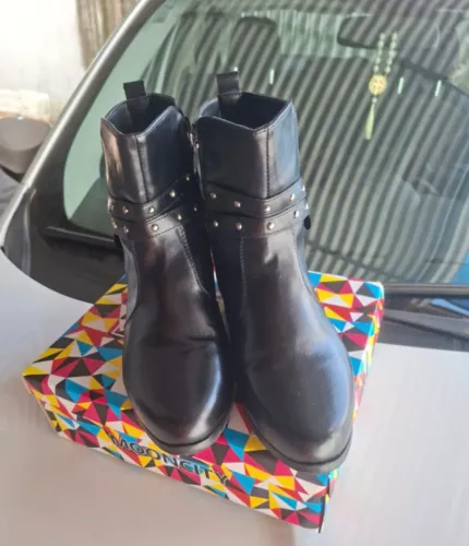 Bota marca Mooncity número 39 usada apenas uma vez fone para contato 65 9 *