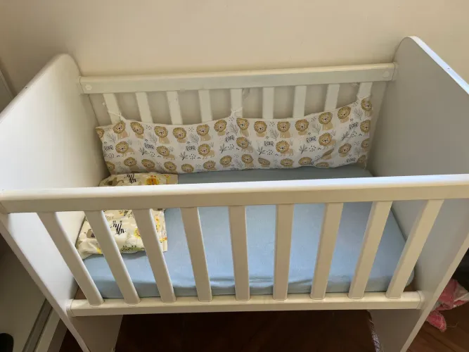 Mini berço com rodinhas, acompanha colchão capas e travesseirinho 