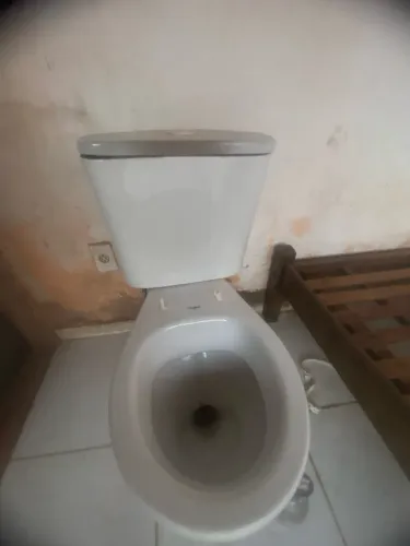 Vaso acoplado com pia de banheiro