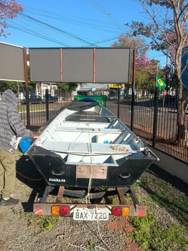 Barco semi novo borda alta banco alto e plataformado