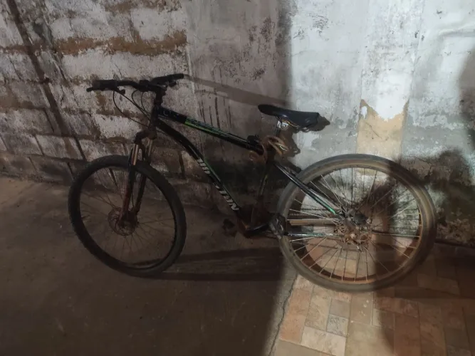 Bicicleta usada, um pouco avariada