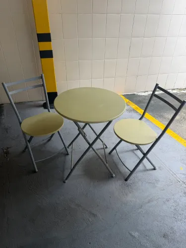 MESA COM 2 CADEIRAS