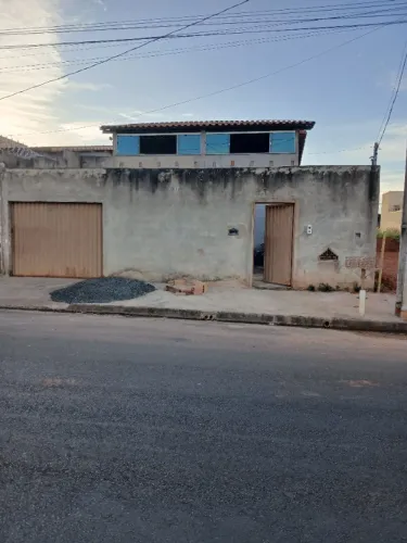 Vendo no monte Hebron 1 Casa com 3 quartos 2 banheiros uma cozinha e uma sacada