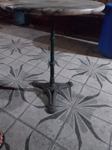 MESA DE FERRO FUNDIDO TRABALHADO COM TAMPA DE MÁRMORE