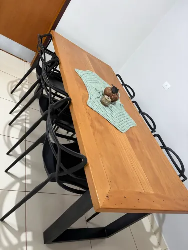 Mesa em peroba rosa e pés de metalon