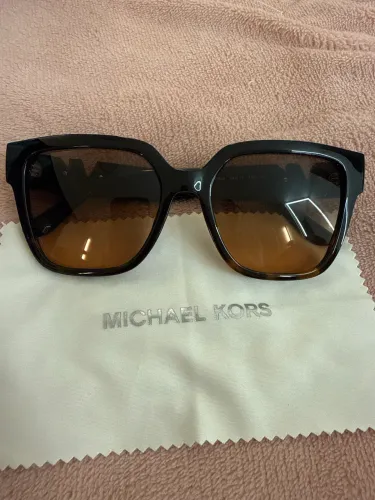 Óculos de sol Michael Kors como logo dourada