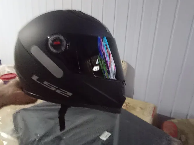 Vendo CAPACETE NOVO NUNCA USADO.. Tamanho 60.