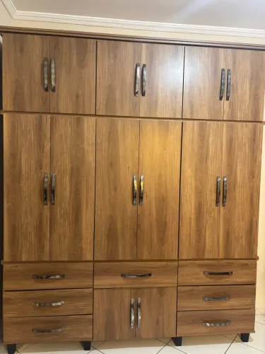 GUARDA-ROUPA EM EXCELENTE ESTADO - MADEIRA RESISTENTE E MUITO ESPAÇOSO 