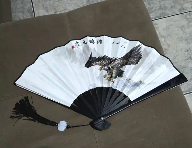 Lindo leque com desenho oriental