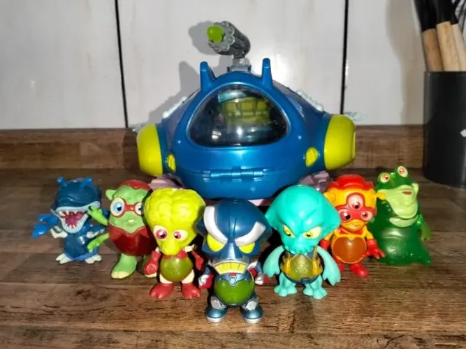 7 Bonecos Aliens com Nave Exogini