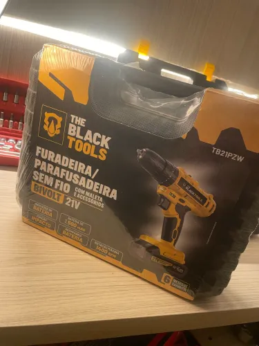 Vendo furadeira e de brinde um kit de ferramentas