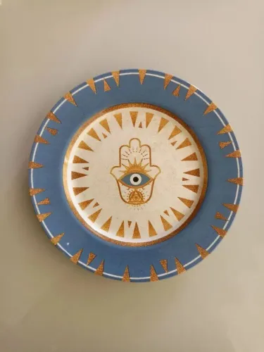 belíssimo prato em cerâmica com decoração de olho grego e mão de fátima