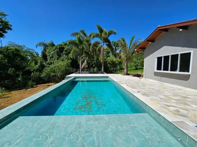 Chácara de Alto Padrão à Venda com Piscina Infinita, Lago, Nascente e Estrutura Completa p